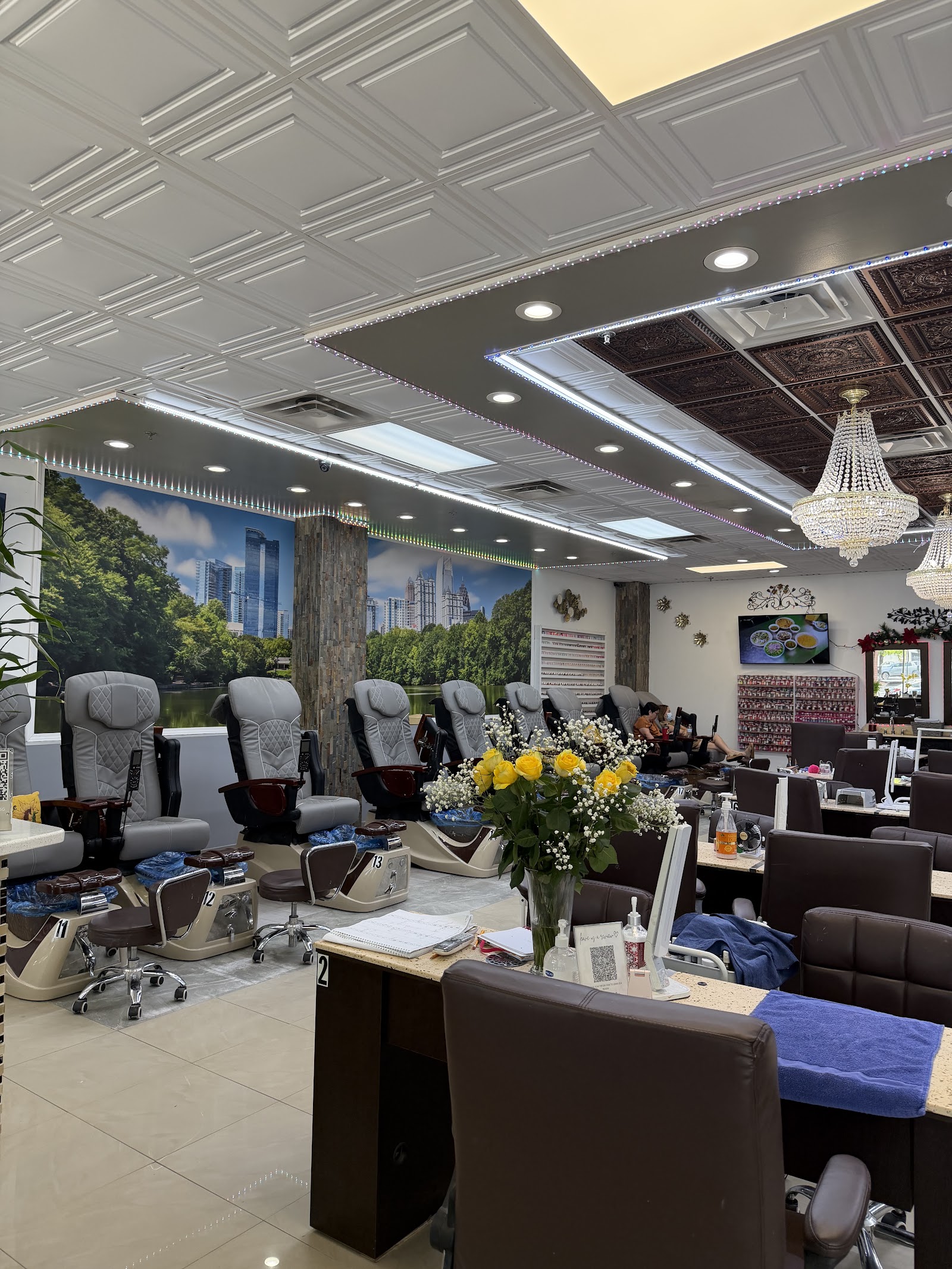 The nail lounge & spa logo